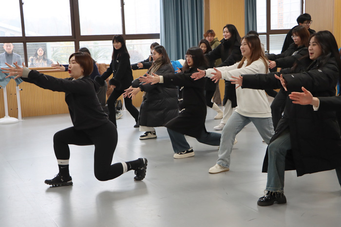 丁方卓老師帶領學生們跳健身操。北京體育大學供圖