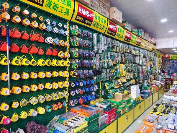 在大足龍水五金市場內，漢斯工具經營部貨架上擺滿了五金貨物。蔣吉鵬攝