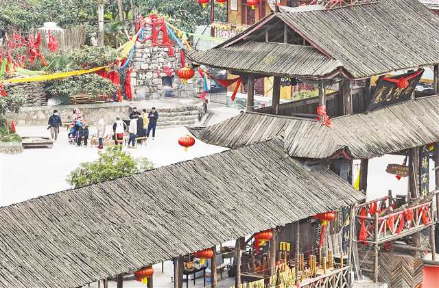 一月十二日，游客在石椅村游玩。