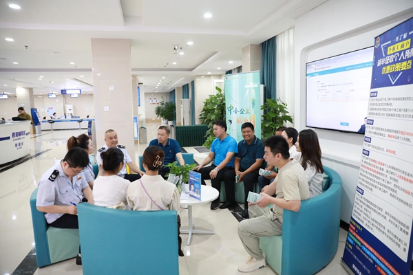 重慶市沙坪壩區稅務局邀請稅收營商環境體驗師們走進辦稅服務廳體驗辦稅繳費流程，征求相關意見建議。何獻攝