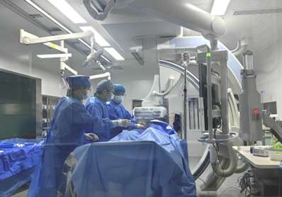 李煒（中）團隊介入手術中。重慶西區醫院供圖