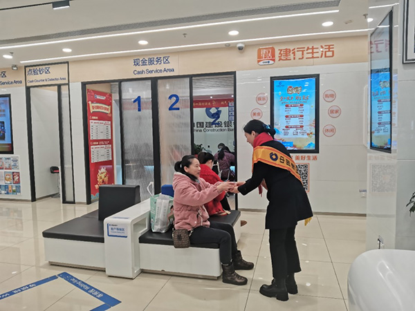 工作人員為市民送上臘八粥。建行重慶市分行供圖