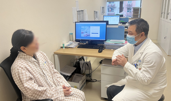 張朝軍為患者介紹眼部的檢查情況。重慶普瑞眼科醫院供圖