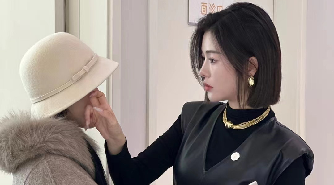 張蕾為求美者面診。重慶諾美欣悅（媛頌）醫療美容供圖