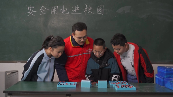 電力志愿者為師生們送上寒假用電安全“錦囊”。國網重慶永川供電公司供圖