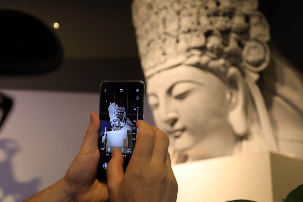 3D打印的大足石刻千手觀音主尊頭像受市民青睞。大足區委宣傳部供圖