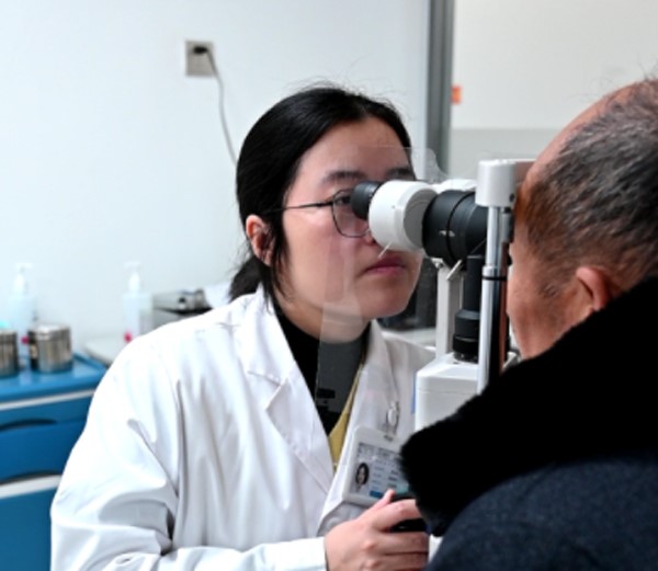 眼底病科醫生袁詩曼為患者看診。重慶南坪愛爾眼科醫院供圖