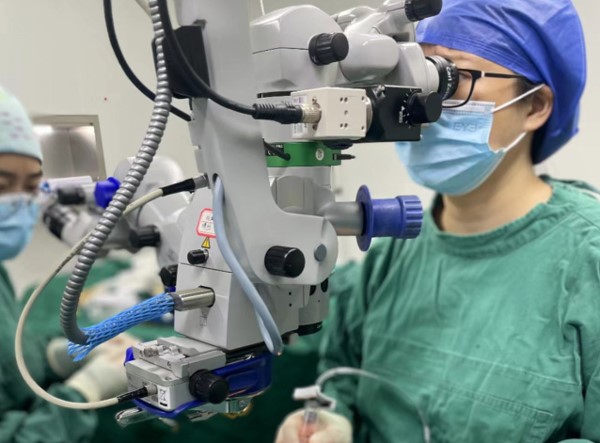艾玲為患者實施手術。重慶南坪愛爾眼科醫院供圖