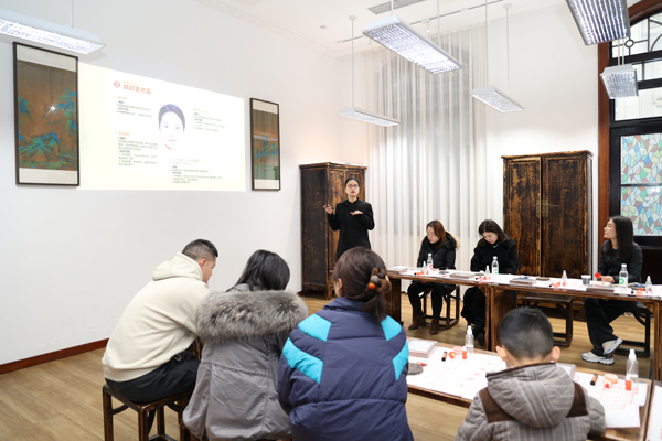 黃靜進行科普。重慶銅雀臺整形外科醫院供圖