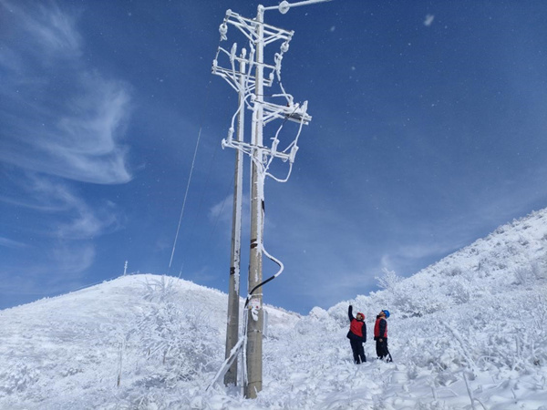 1月22日，國網重慶城口供電公司員工在黃安壩景區巡視10千伏東黃線。賀夕建攝