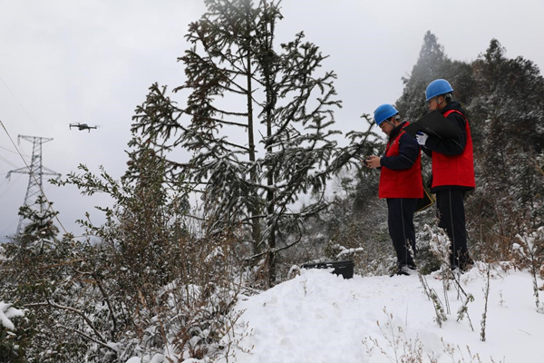 1月22日，國網重慶酉陽供電公司員工正在220千伏張秀東線271號塔用無人機正在觀冰。龐濤丹攝