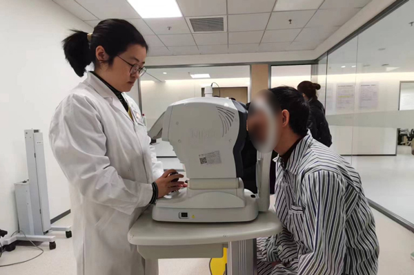 袁詩曼為患者檢查眼睛狀況。重慶南坪愛爾眼科醫院供圖