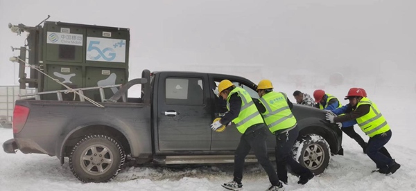 重慶移動網絡保障人員在豐都南天湖滑雪場開展通信保障工作。重慶移動公司供圖