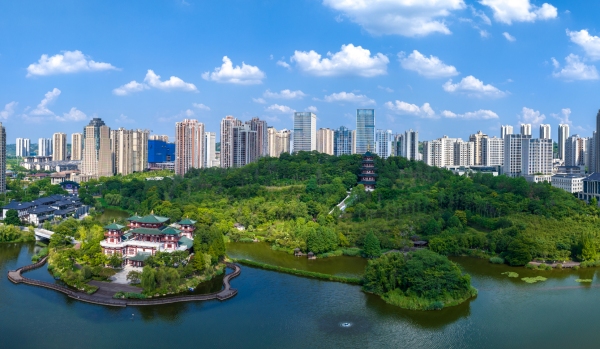 一江碧水、三面青山、六水繞城、九湖美景的山水城市。永川區委宣傳部