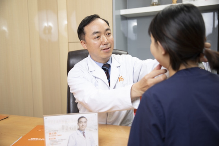 黃義森面診中。重慶美侖美奐整形美容醫院供圖