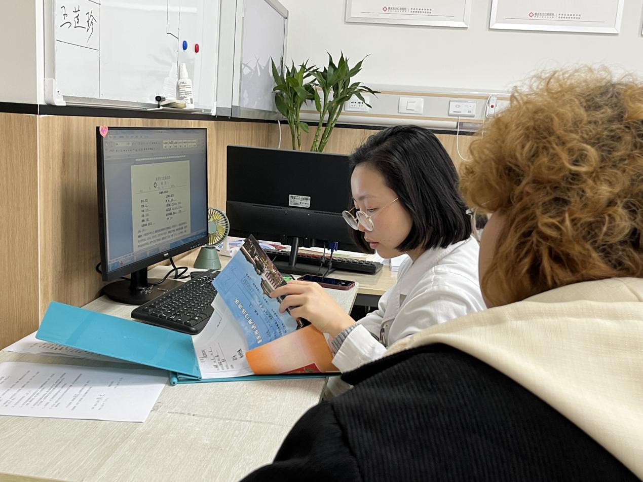 患者辦理出院。重慶東大肛腸醫院供圖