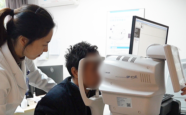 醫務人員為患者進行眼部檢查。重慶普瑞眼科醫院供圖