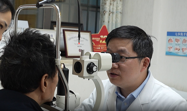 醫生為患者檢查眼部情況。重慶普瑞眼科醫院供圖