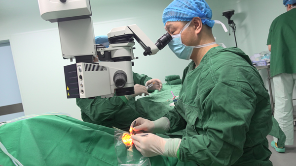 張朝軍為患者進行手術。重慶普瑞眼科醫院供圖