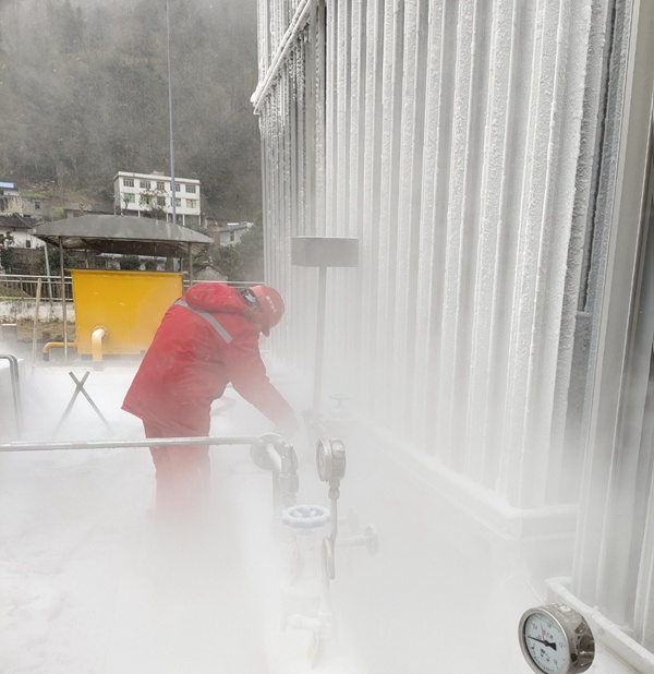 近日，城口縣迎來了今冬的首場大雪，伴隨降雪，氣溫也驟降到零下。針對降溫、降雪天氣，重慶燃氣城口公司小河口配氣站嚴格落實每日設備巡檢維護工作，同時加強氣源調度工作，全力保障和滿足用戶供氣需求。重慶燃氣集團供圖