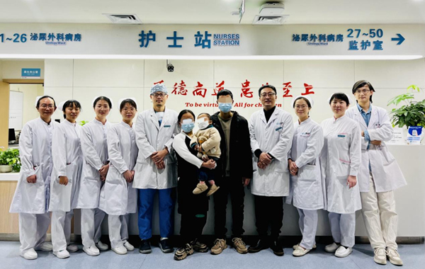 1月25日，文文順利康復出院。重醫附屬兒童醫院供圖