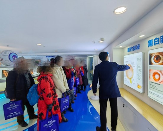 市民參觀眼健康科普基地。重慶愛爾眼科醫院總院供圖