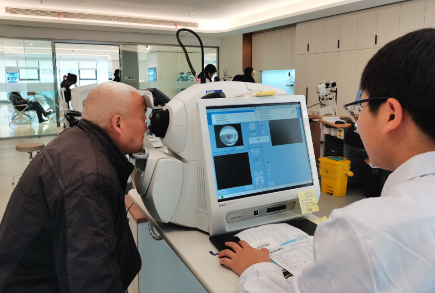 患者在醫院進行眼部檢查。重慶南坪愛爾眼科醫院供圖