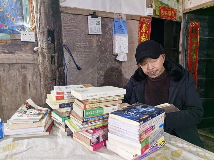 王治倫在家整理翻閱書籍。徐雯瑄攝