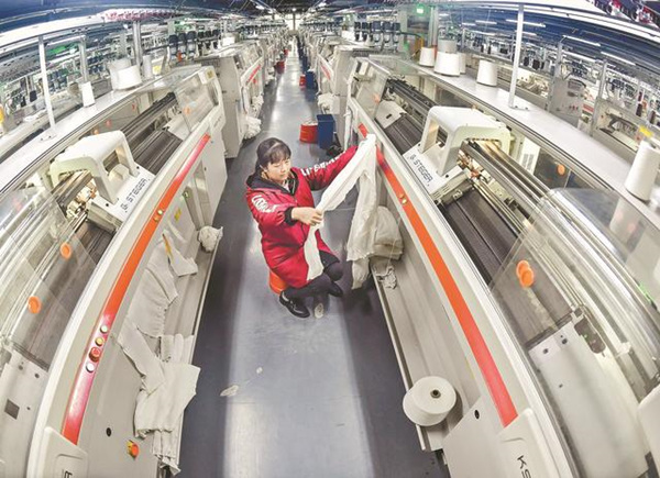 前鋒區沐琳制衣有限公司員工在生產車間認真作業。前鋒區融媒體中心供圖