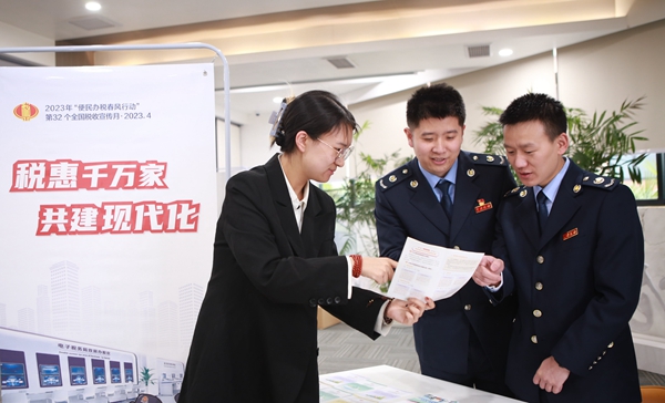 在西南大學“天生有為”眾創空間，北碚區稅務人員正為大學生講解就業創業稅收優惠政策。吳淼攝