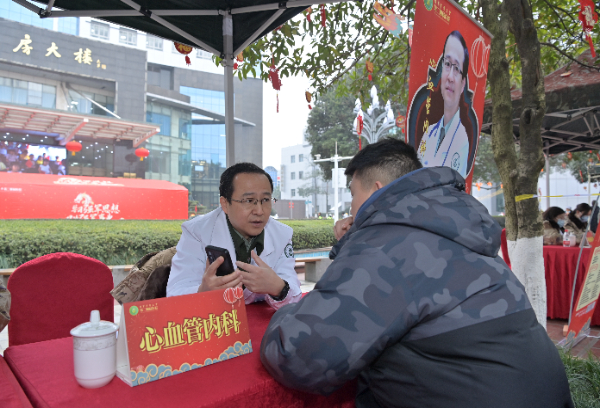 心血管內科專家于世勇為市民義診。譚又銘攝