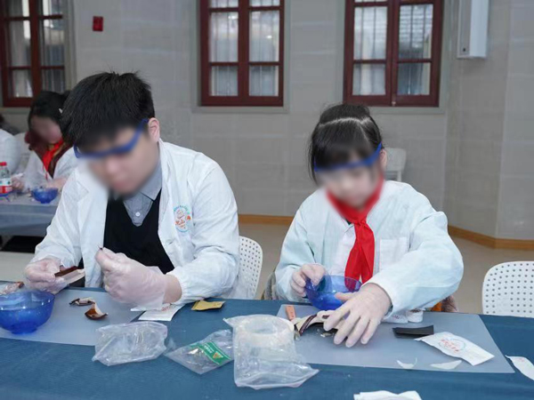 同學們體驗“文物修復”。重慶華美整形外科醫院供圖