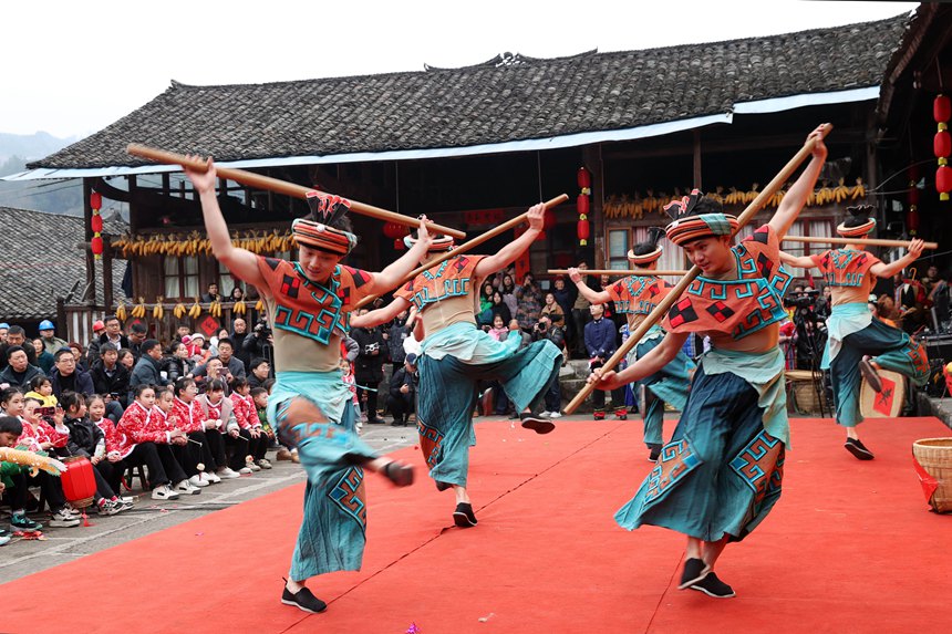黔江區小南海鎮橋梁村古楓寨舉辦村晚。楊敏攝