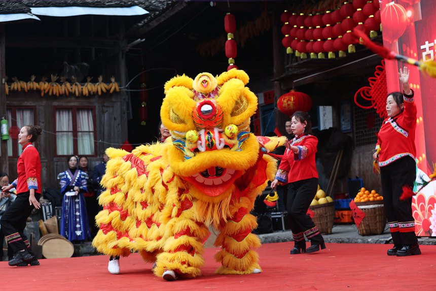 黔江區小南海鎮橋梁村古楓寨舉辦村晚。楊敏攝