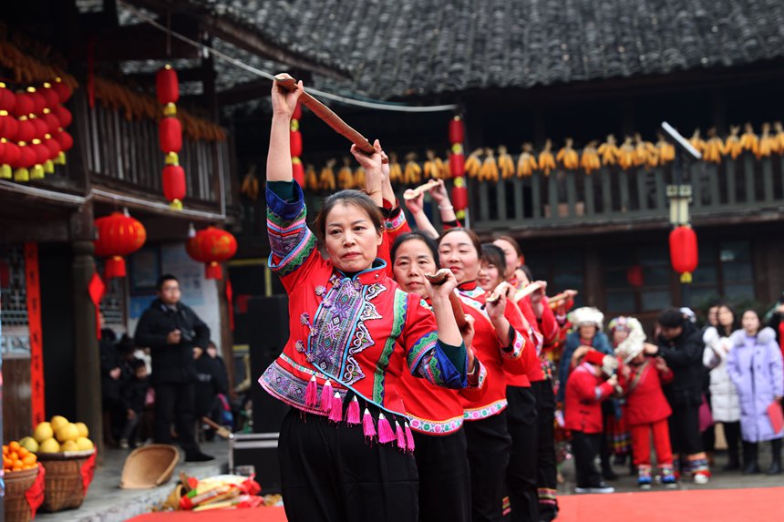 黔江區小南海鎮橋梁村古楓寨舉辦村晚。楊敏攝