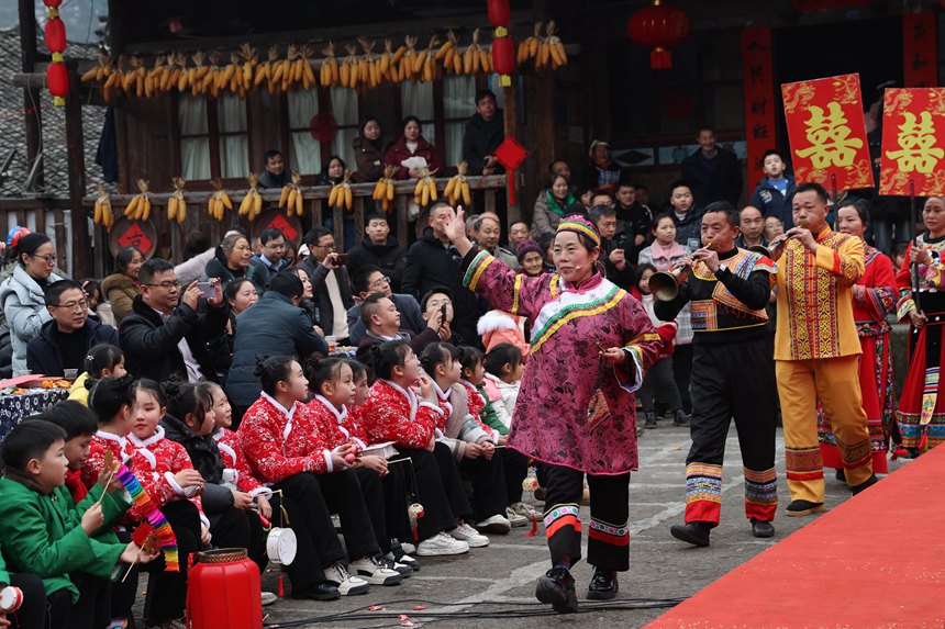 黔江區小南海鎮橋梁村古楓寨舉辦村晚。楊敏攝