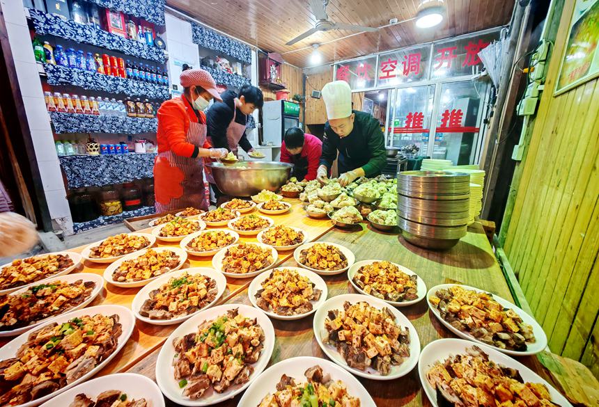 商家正在準備菜品。蘇展攝