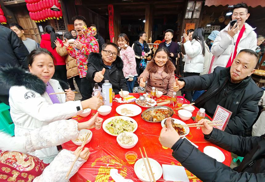 游客享用美食。蘇展攝