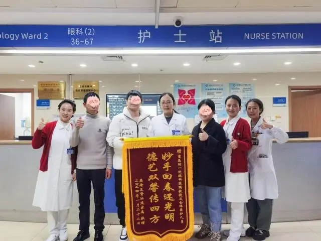 小王為醫護人員送來錦旗。醫院供圖