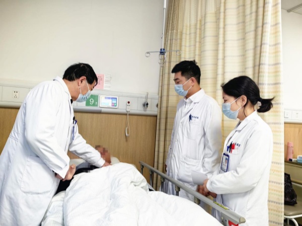 于學軍（左一）查房中。重慶西區醫院供圖