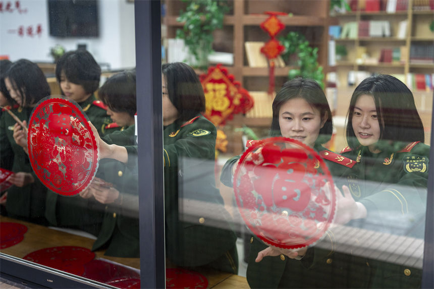 龍年新春之際，官兵們扮靚軍營，讓軍營里的年味越來越濃。王肸攝