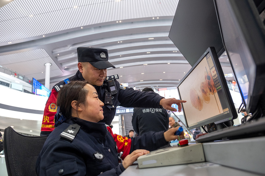 在重慶西站東進站口，牟浩對安檢查危工作進行督導。王新剛攝