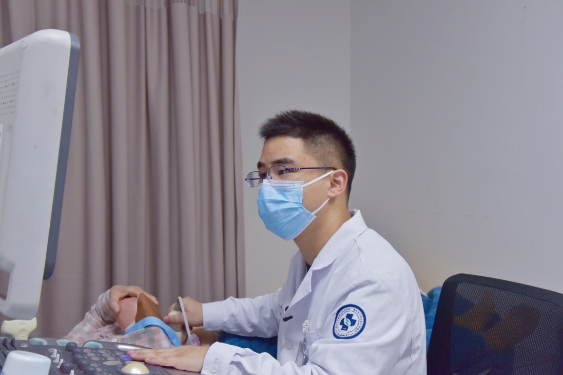 李勇軍正在工作。李裊攝