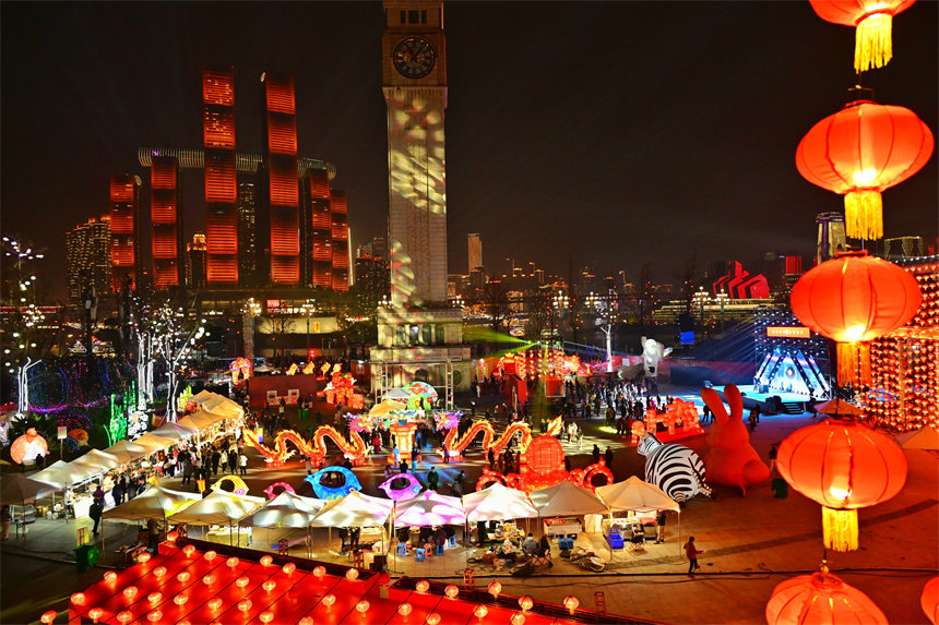 各式各樣的花燈展和燈光秀色彩斑斕、絢麗奪目。郭旭攝
