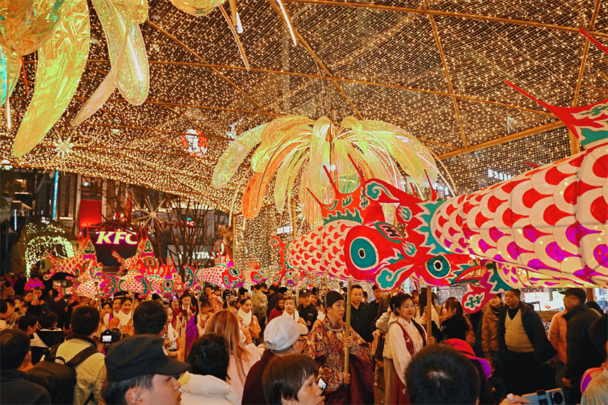 各式各樣的花燈展和燈光秀色彩斑斕、絢麗奪目。郭旭攝