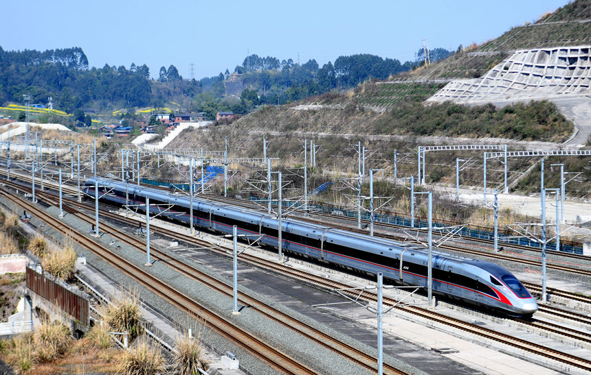 復興號動車組駛過成渝高鐵內江北站。胡志強攝