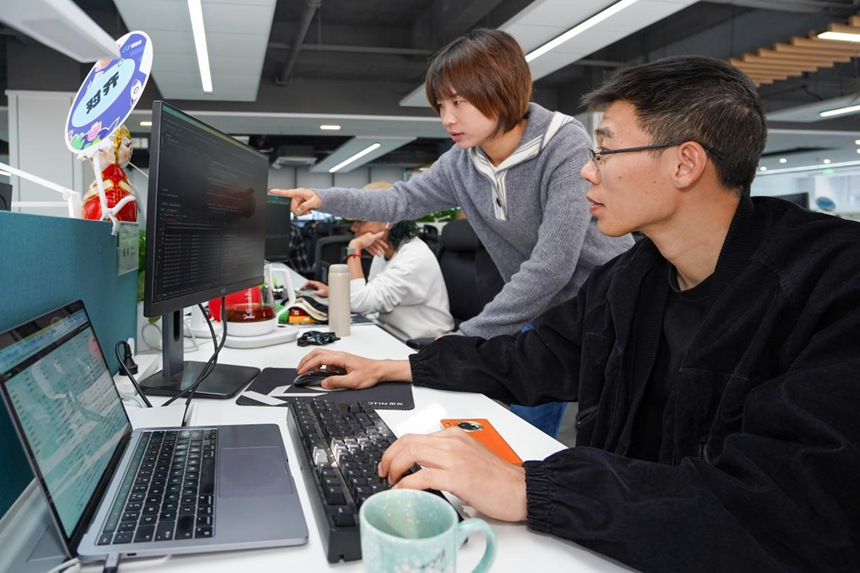 2月18日，廣域銘島的研發人員正在對項目進行調試。吳汪洋攝