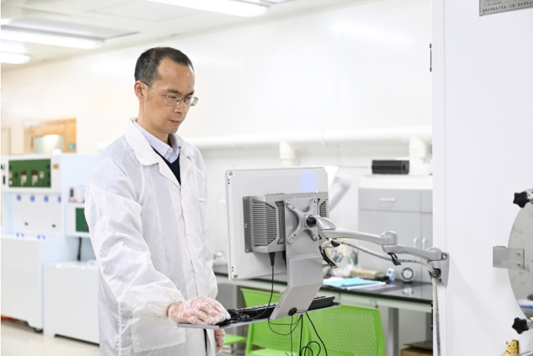 劉小康正在做實驗。受訪者供圖