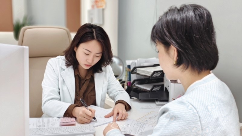 余航美為求美者面診。重慶諾美欣悅（媛頌）醫療美容供圖