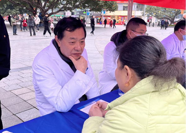 于學軍義診現場。重慶西區醫院供圖